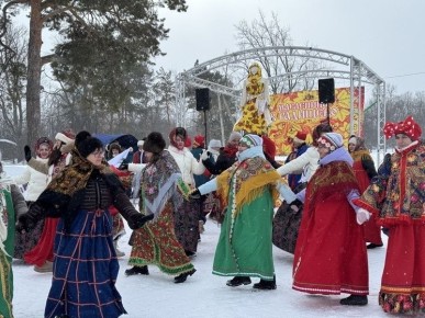 Сотни гостей отметили Масленицу в Радищево, погрузившись в атмосферу истории