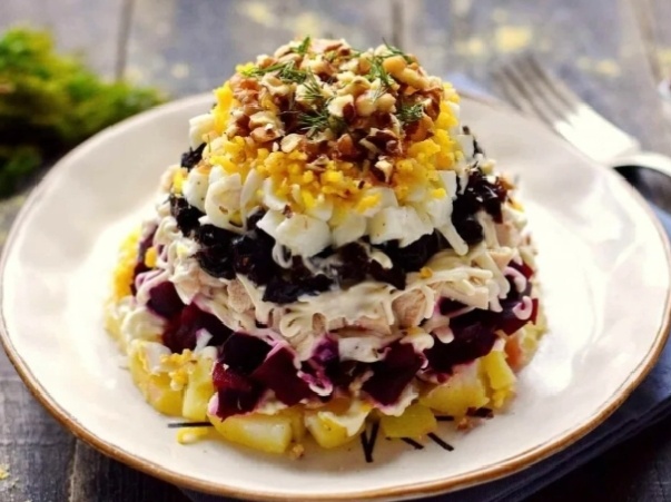 Салат «Графский» с куриной грудкой, черносливом и орехами