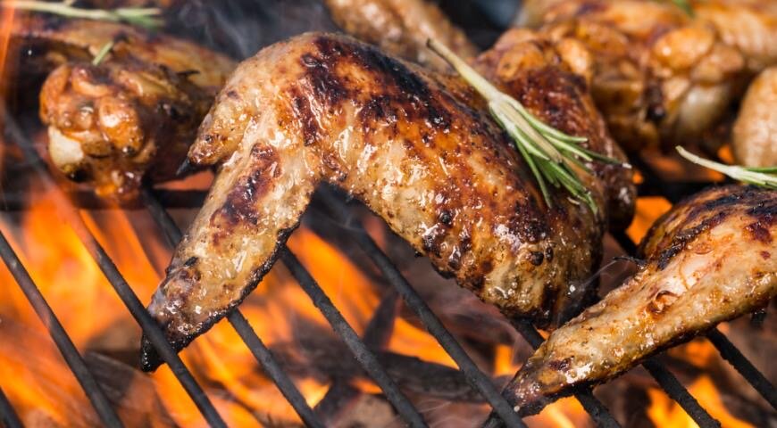 Сочная классика летнего барбекю: секреты приготовления куриных крылышек