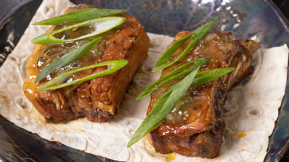 Парад свежих вкусов: как приготовить свиные ребра с огуречным соусом