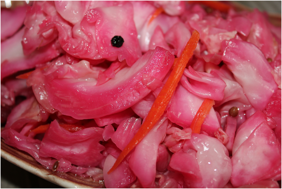 Невероятный вкус: как приготовить маринованную капусту с свёклой на праздник