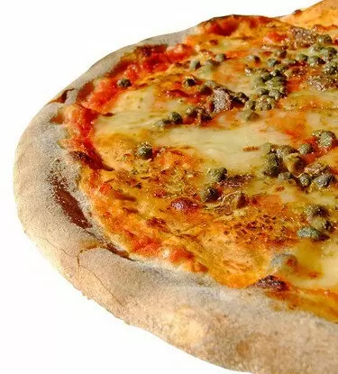 Пицца с домашним сыром и каперсами: новые вкусы на вашей кухне