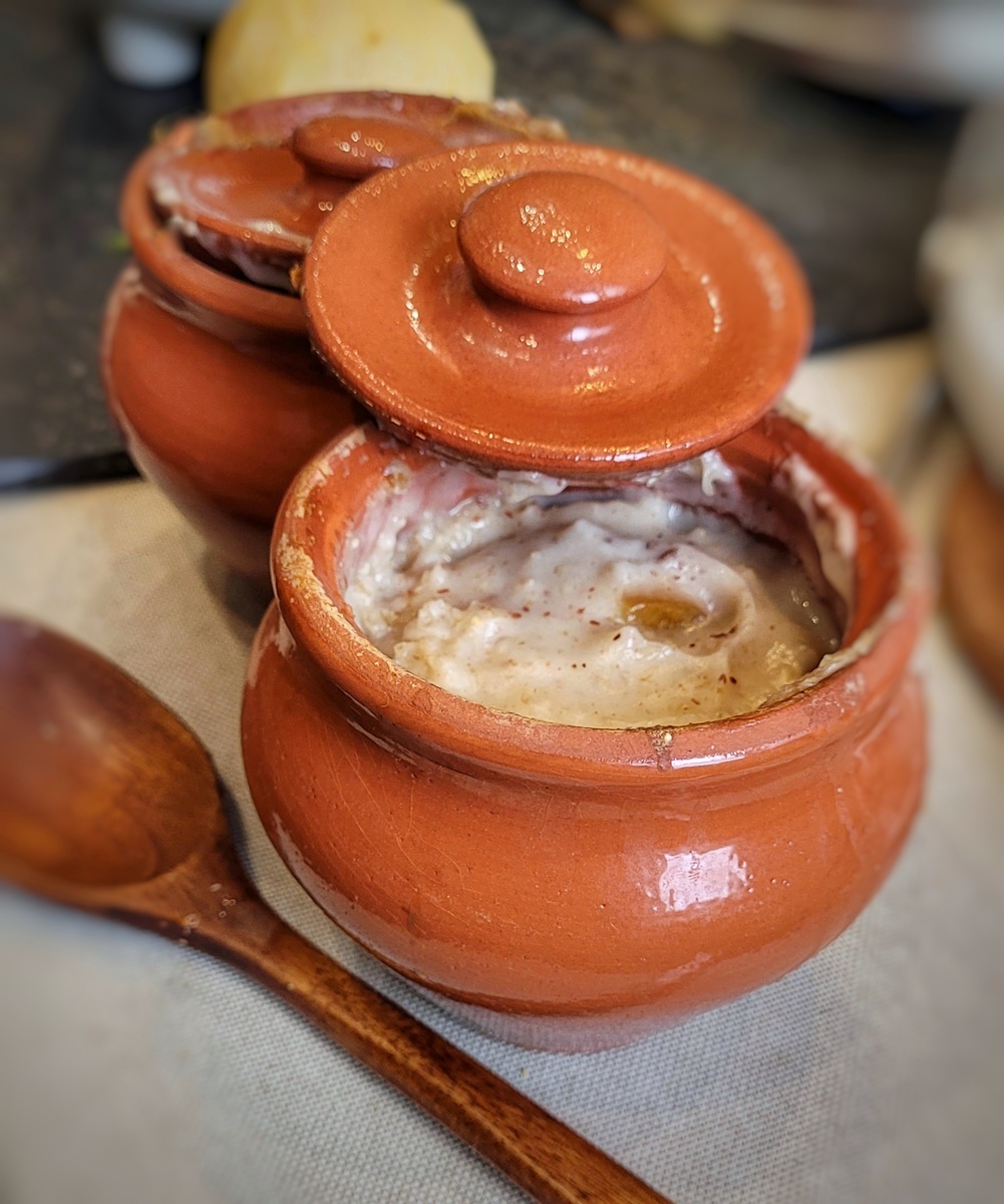 Тепло в горшочках: как приготовить восхитительную овсянку с курагой в духовке