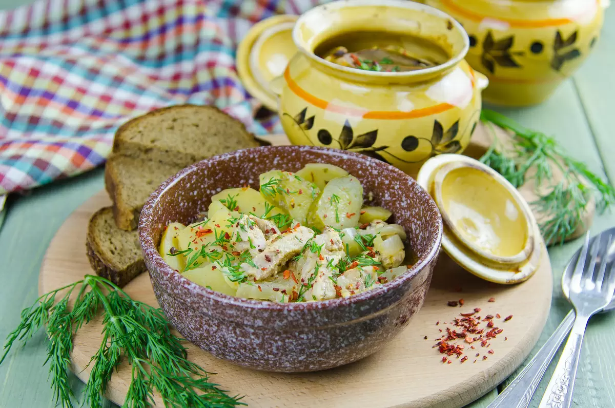 Тепло в каждой ложке: мясо с картошкой и солеными огурцами в горшочках