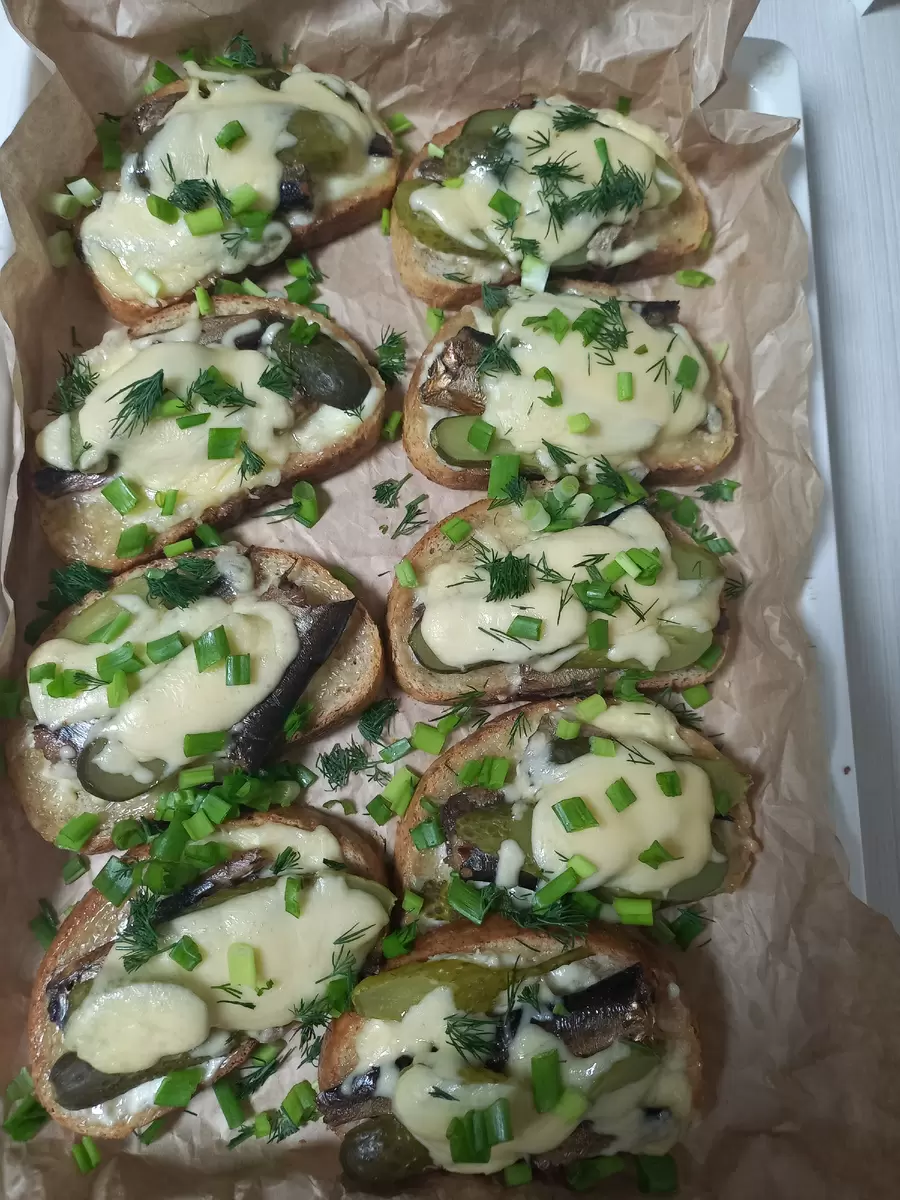 Простые бутерброды со шпротами: быстро и вкусно для любого праздника