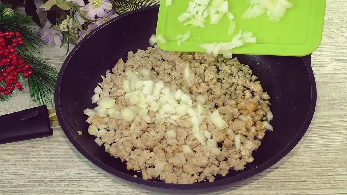 Пирог на сковороде: простой рецепт, который можно менять по настроению