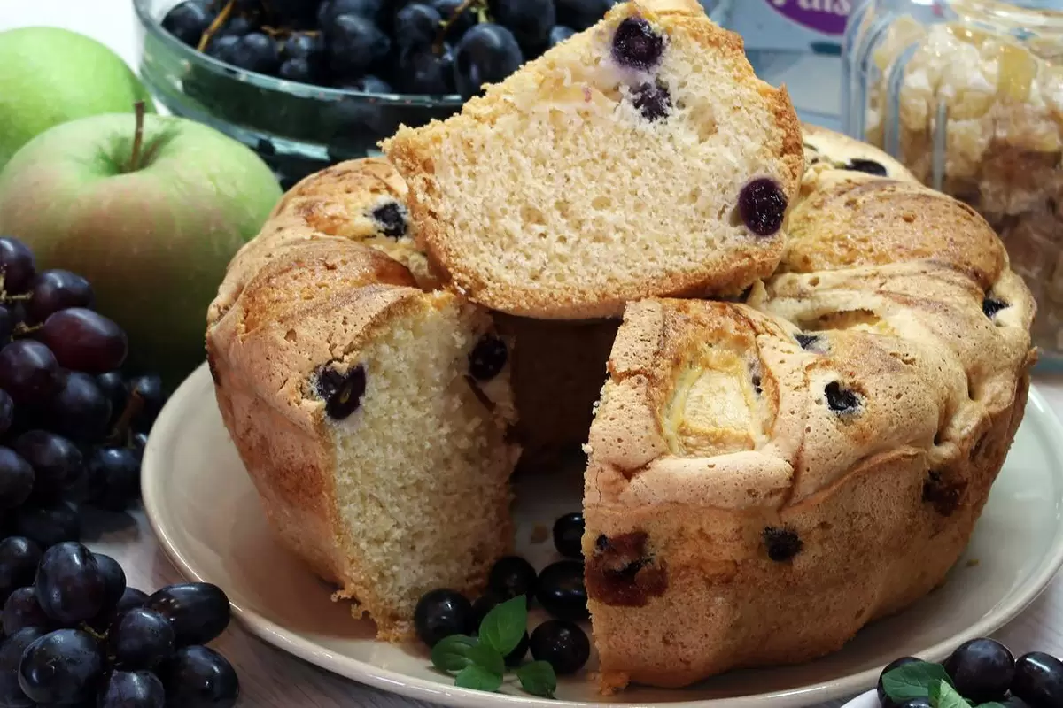 Уникальный пирог с яблоками и виноградом, который покорит всех