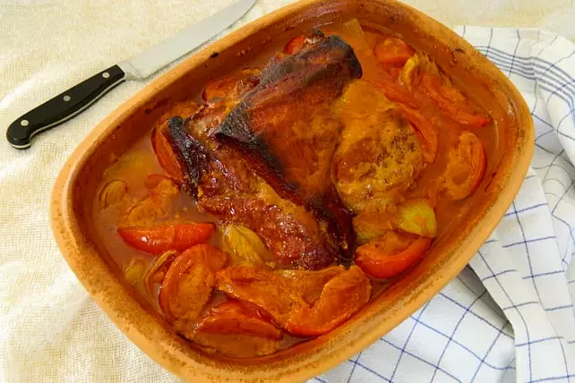 Нежное мясо под томатным соусом с горчицей: простой и вкусный рецепт