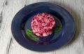 Оригинальный новогодний салат с курицей и орехами: попробуйте свекольное великолепие