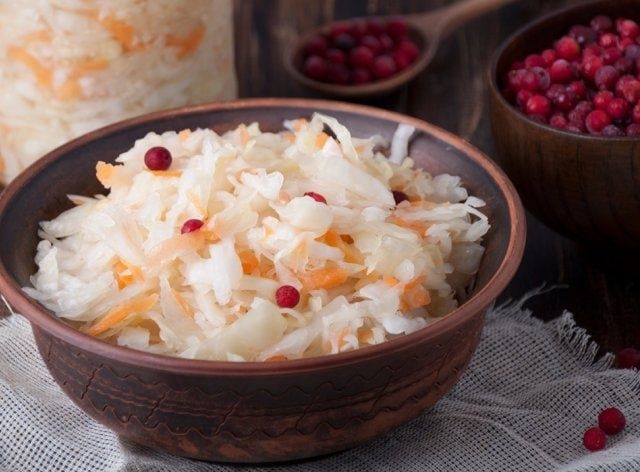 Как приготовить квашеную капусту с брусником и редькой