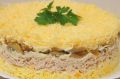 Слоеный салат: изысканные рецепты с курицей и грибами для любого повода
